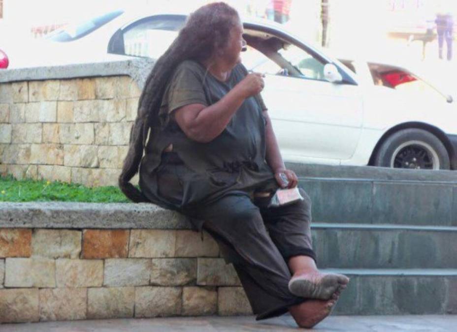 En un video que circula en las redes sociales, Doña Nicotina reveló que se convirtió en indigente en el año 1995 ya que no tenía suficiente dinero para pagar un lugar donde vivir dignamente.