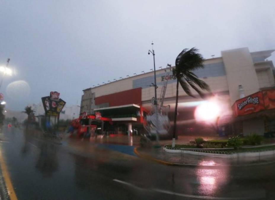 Según el Servicio Meteorológico Nacional (SMN), a las 10.00 hora local (17.00) el fenómeno, que se degradó a tormenta tropical, se encontraba en tierra sobre el suroriental estado de Yucatán, vecino de Quintana Roo, 135 kilómetros al oeste de Tulum, y 180 kilómetros al este de Campeche, capital del estado homónimo.