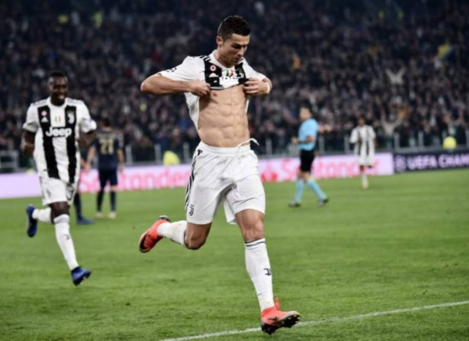 De inmediato, el portugués CR7 salió disparado hacia un banderín a mostrar sus abdominales a manera de celebración, en el que es su primera diana como jugador de la Juventus en la Champions League.