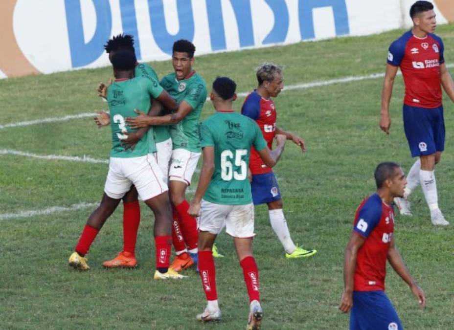 La celebración de los jugadores tras el gol de Bryan Johnson.