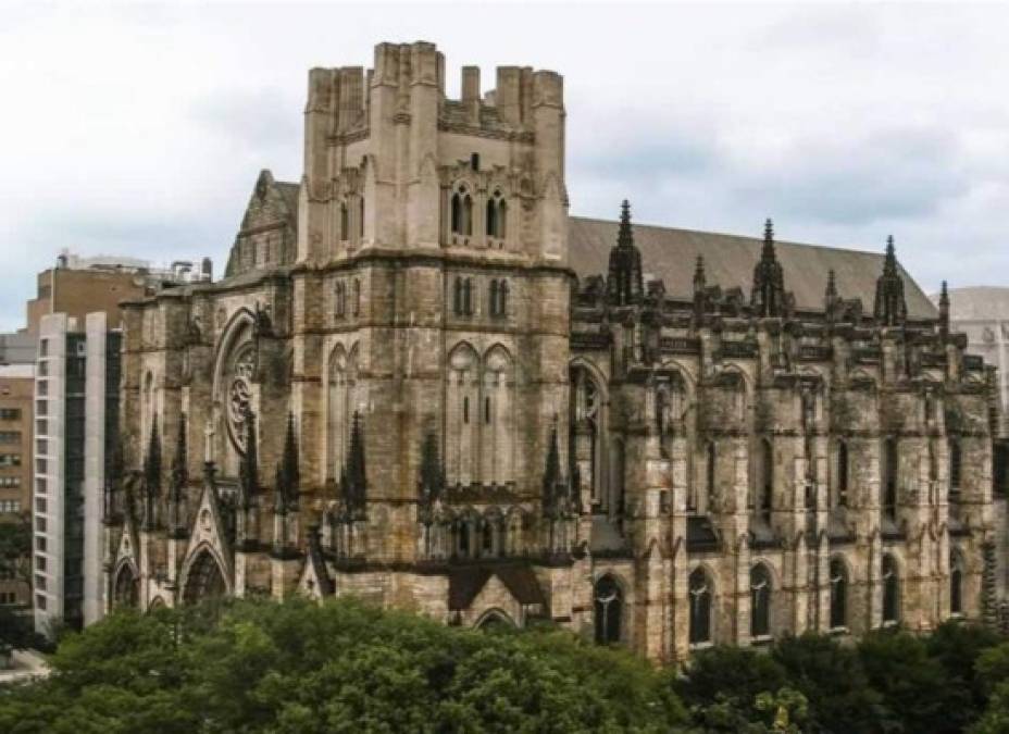 18 diciembre 2001. La catedral neoyorquina de St. John the Divine sufre graves daños como consecuencia de un incendio que fue sofocado después de cuatro horas. El fuego destruyó la tienda de recuerdos de la iglesia, mientras la nave central, a la cual no llegaron las llamas, quedó dañada por el agua y el humo.