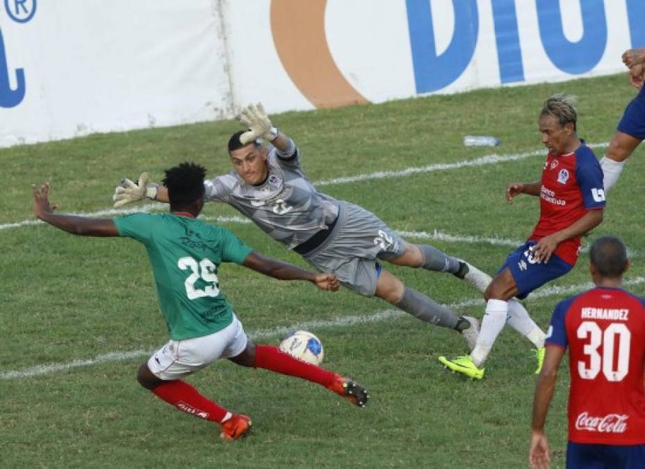 Bryan Johnson al momento de pegarle al balón para el 3-1 del Marathón.