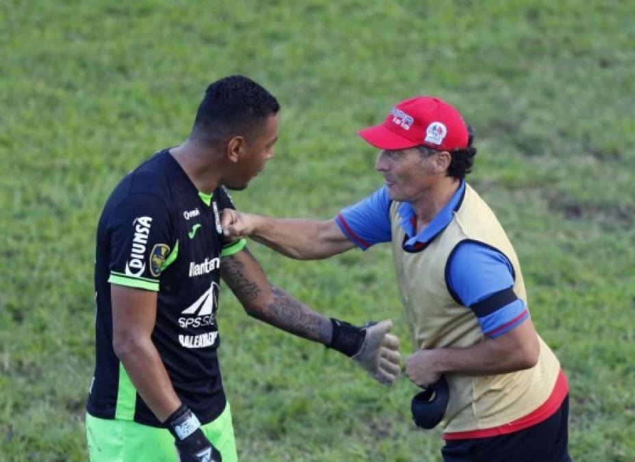 Pedro Troglio saludando con una sonrisa y el puño a Denovan Torres.