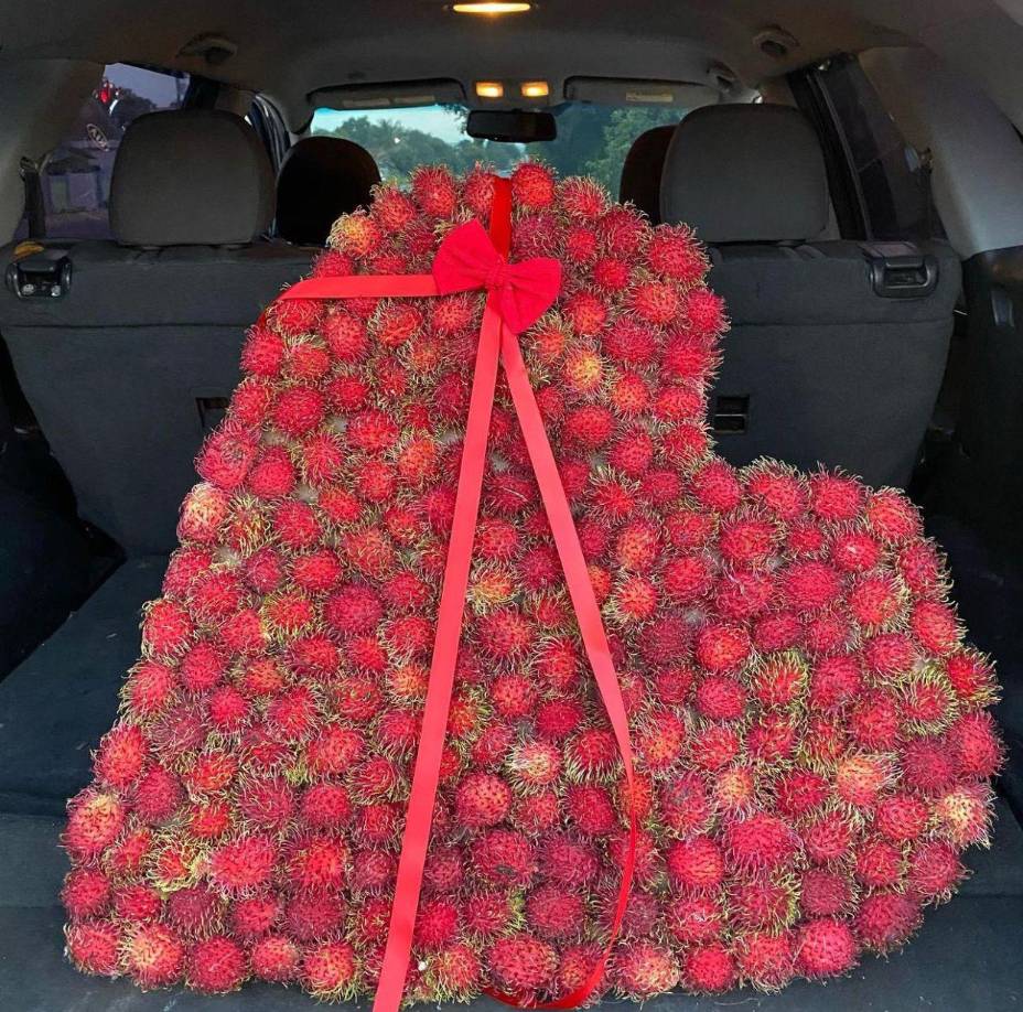 Es a través de sus redes sociales donde la joven hondureña cuelga sus postales de su peculiar emprendimiento para ocasiones de cumpleaños, regalos de amistad o de un enamorado.