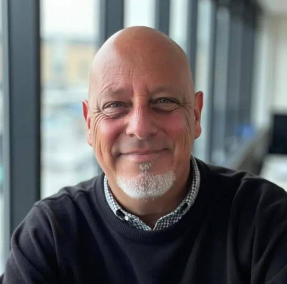 Uno de los dos asistentes de vuelo en el avión operado por American Airlines ha sido identificado como Ian Epstein, de 52 años. Epstein tenía su base en el Aeropuerto Internacional Charlotte Douglas en Carolina del Norte.