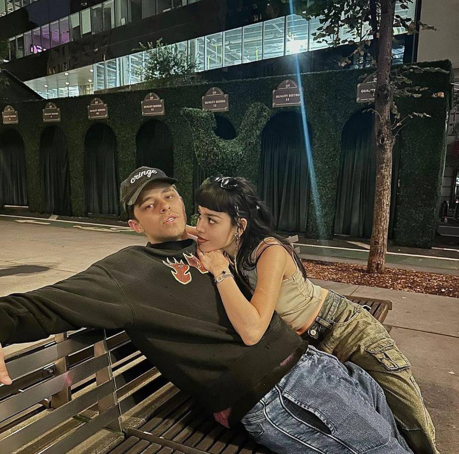 Actualmente, la joven cantante lleva una relación sentimental con el apuesto cantante, músico y productor de 24 años Alex Hoyer.