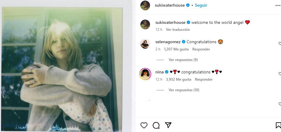 La actriz y cantante ha publicado una foto en la que aparece sosteniendo al niño o niña en brazos.