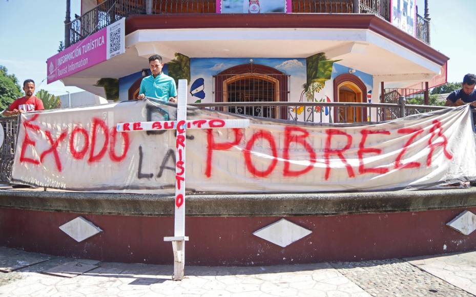 “Se reúne México para pedirle dinero a Estados Unidos y se lo va dar para combatir a los más pobres, a los que Andrés Manuel López Obrador (dijo) que iba a defender”, señaló el activista a EFE.