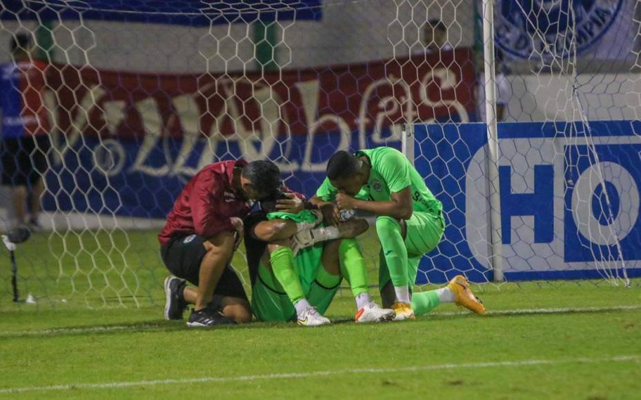 El portero del Marathón, el panameño César Samudio, rompió a llorar tras el pitazo final del partido por la eliminación.