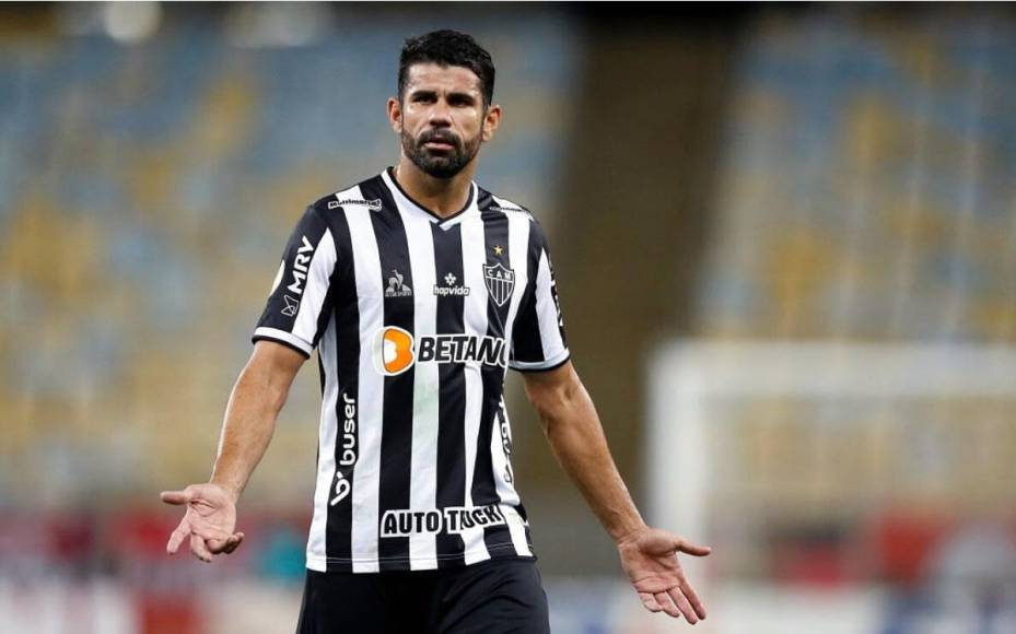 Diego Costa (33 años) - El delantero hispano-brasileño terminó su etapa en el Atlético Mineiro tras llegar de una nueva etapa en el Atlético de Madrid. En las últimas semanas se ha rumoreado con su vuelta a LaLiga con el Rayo, pero parece ser que al técnico Andoni Iraola no le gustaría su llegada.