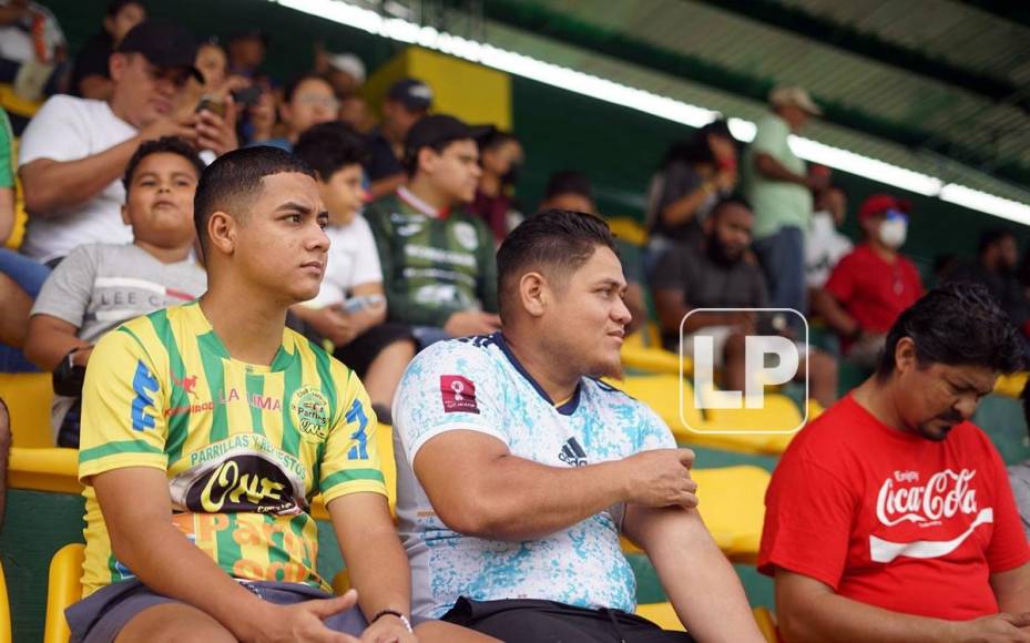 Los aficionados del Parrillas One se hicieron presentes en el estadio Luis Girón.