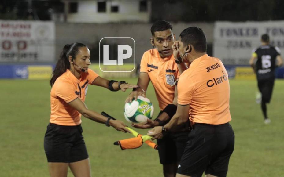 En el duelo Honduras Progreso-Olancho FC, el árbitro Jefferson Escobar fue acompañado por los asistentes Lourdes Noriega y Walter López.