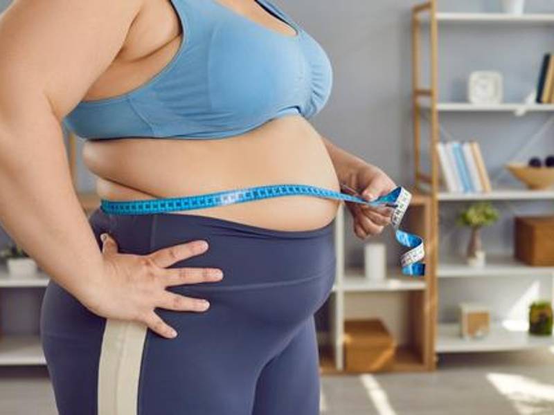 El azúcar es una fuente concentrada de calorías vacías que puede contribuir a un aumento de peso significativo si se consume en exceso.