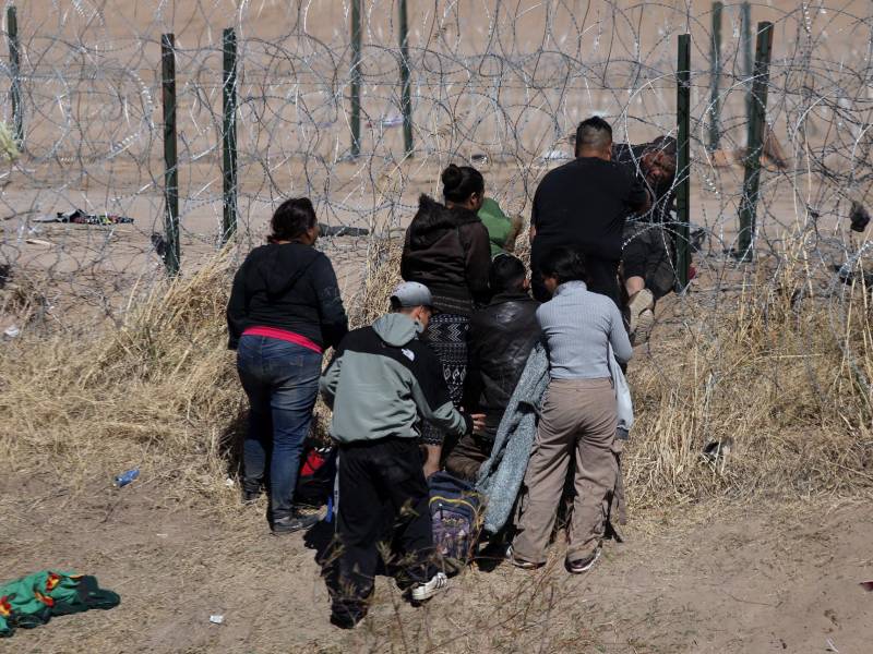 Migrantes hondureños llegan a EEUU con la esperanza de recibir asilo pese al endurecimiento de las políticas.