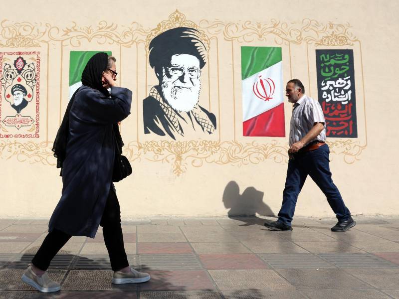 Iraníes caminan junto a un mural del difunto líder supremo iraní, el ayatolá Alí Jameneí, en el centro de Teherán, Irán, el 13 de septiembre de 2026. EFE/EPA/