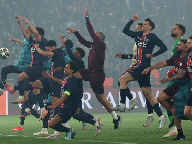Futbolistas de PSG celebrando su triunfo en semifinal de Champions League ante Arsenal.
