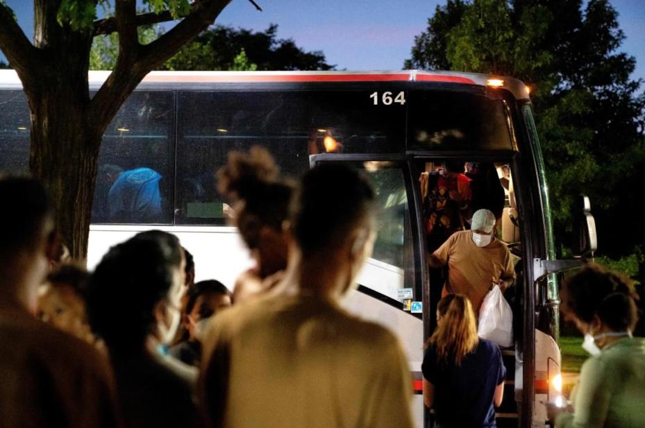 Florida planea enviar autobuses con migrantes al estado de Biden, Delaware