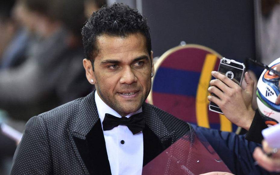 Alves fue retirado de un listado de legendarias figuras a raíz de su condena por violación por la cual deberá cumplir una pena de cuatro años y medio en prisión.