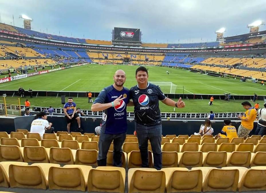 Aficionados del Motagua, felices en el estadio El Volcán antes de sufrir la dolorosa goleada.