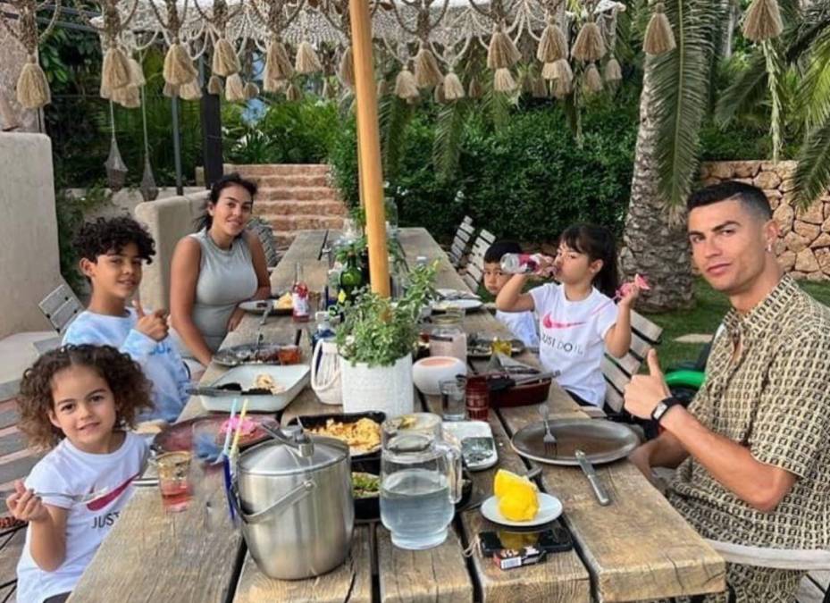 Cristiano Ronaldo junto a Georgina y sus adorados hijos.