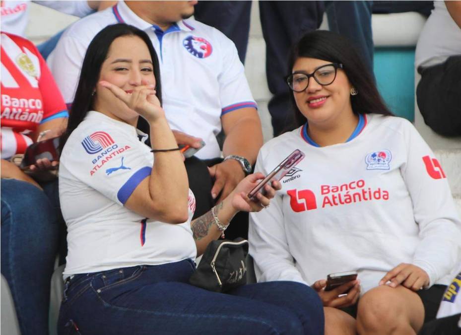 Y ellas sonríen para el lente de Diario La Prensa en las gradas del estadio Nacional Chelato Uclés.