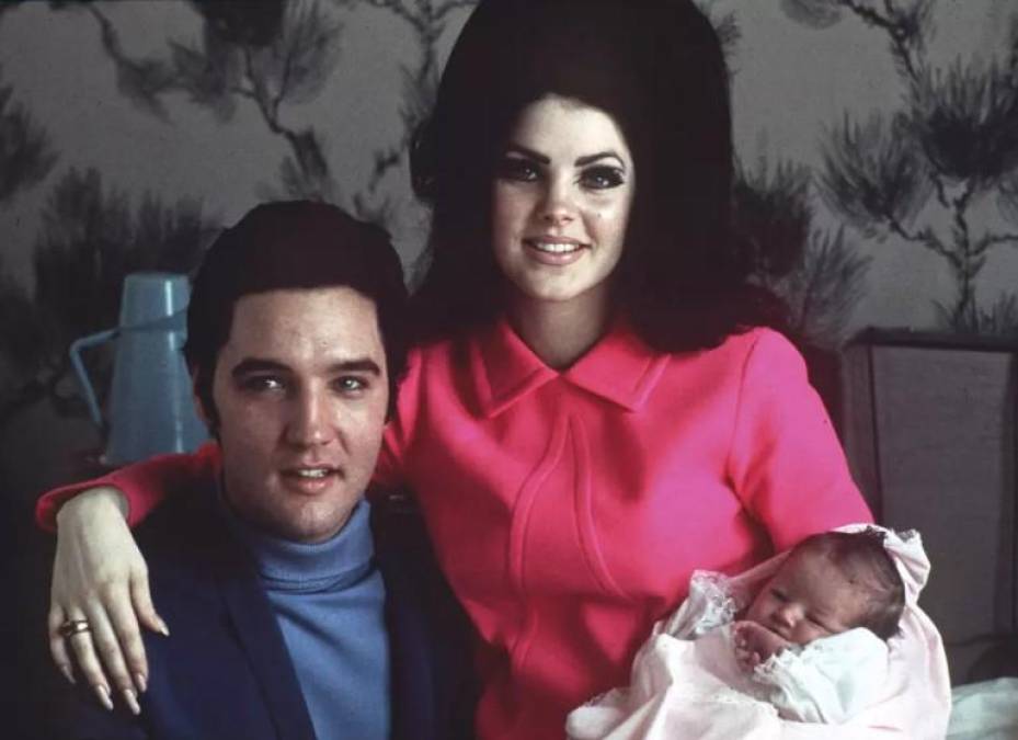 El 1 de febrero de 1968, ‘The King of Rock and Roll’ y su esposa, la actriz Priscilla Presley, se convirtieron en padres de Lisa Marie, la única hija y heredera del cantante.