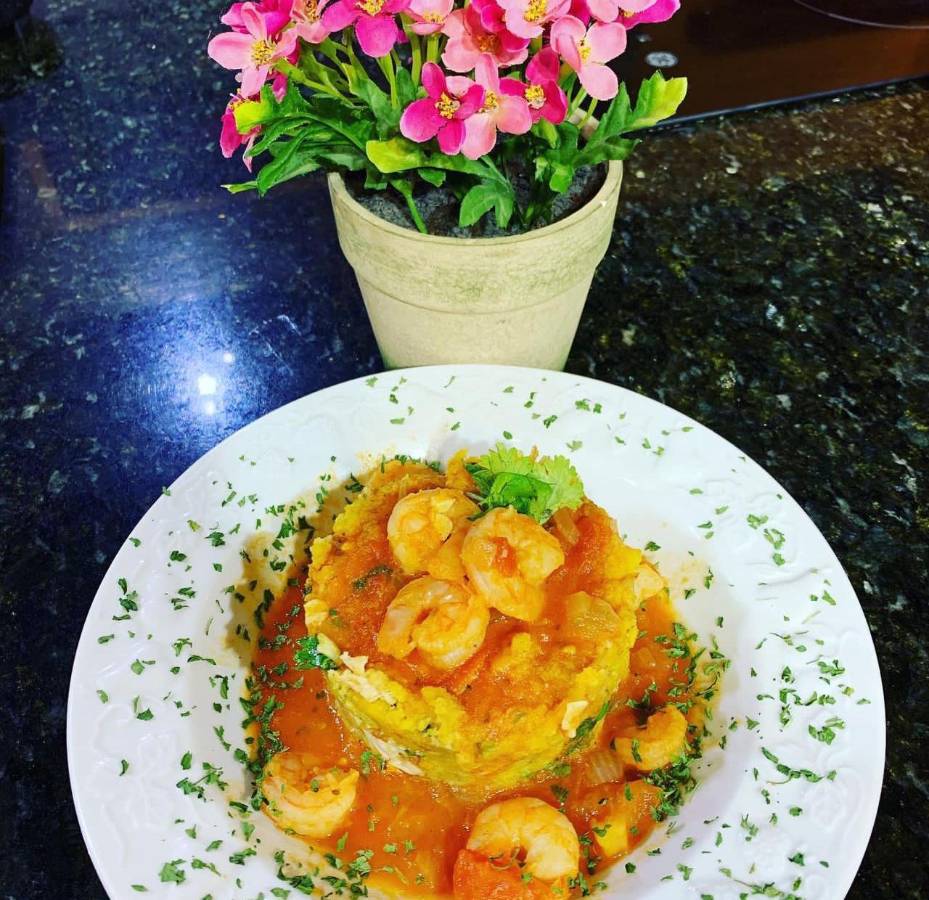 En esta imagen podemos apreciar un Mofongo dominicano de camarones.