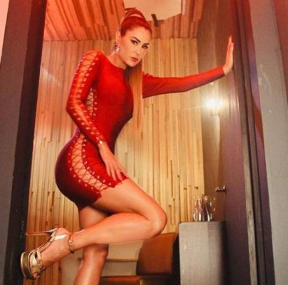 La mexicana no desaprovechó la oportunidad para mostrar su figura, y presumir que el tiempo no ha pasado por ella.