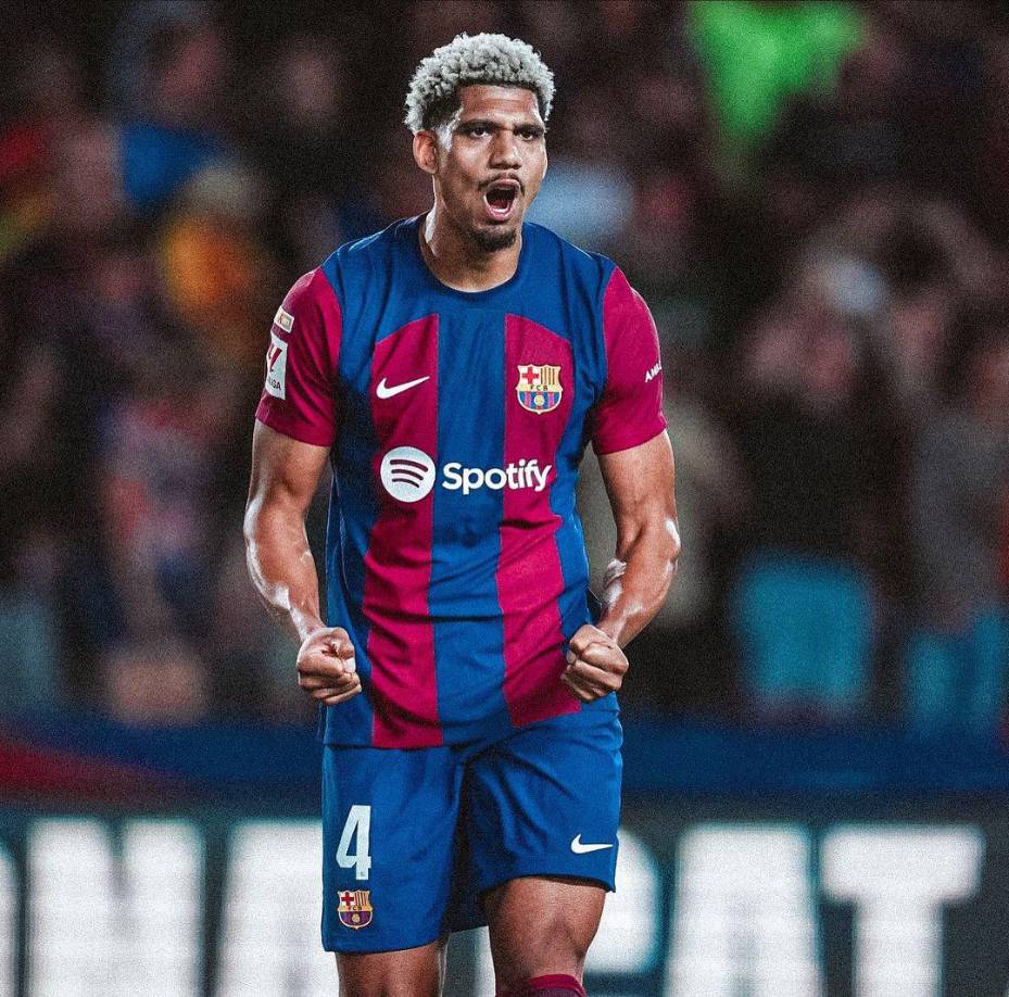 Deco, director deportivo del Barça, confirmó que Araujo es intransferible. “¿El Bayern lo quiere? No estamos considerando venderlo. No está en venta. Es uno de los jugadores clave para el futuro del club. Queremos que sea feliz y eso se demuestra en el día a día. No hay nada de qué hablar”, dijo para Movistar.