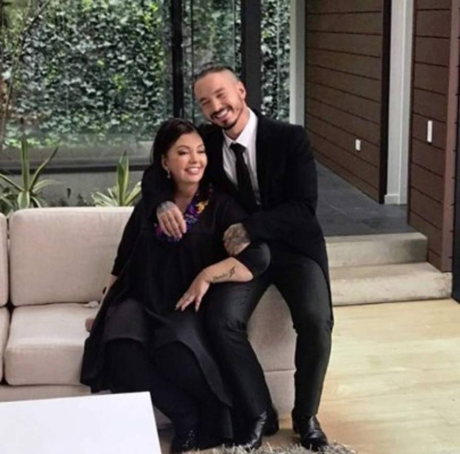 El reguetonero J Balvin y su mamá.