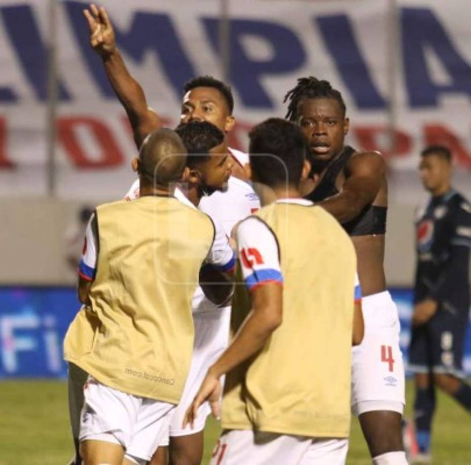 El capitán Ever Alvarado fue captado discutiendo al final del partido.¿Problemas con alguien del Motagua?