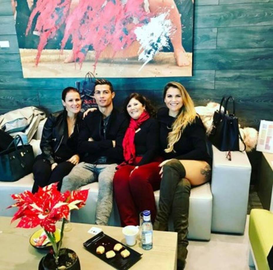 Cristiano junto a su madre Dolores Aveiro y sus hermanas.