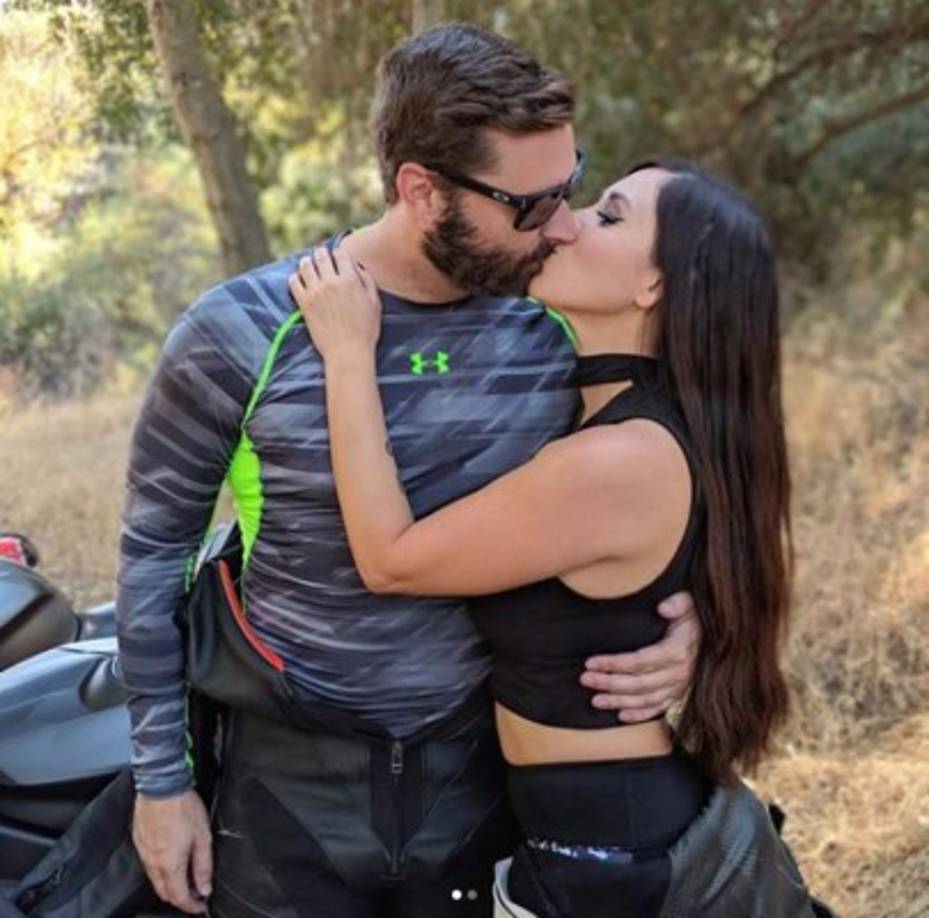 Su pareja, Jimmy, escribió un sentido mensaje en las redes sociales tras la noticia; 'Han pasado dos días enteros sin ti, y todavía no puedo creer que te hayas ido. Nuestra casa se siente vacía y fría sin tu rostro sonriente, y espero cada segundo que pases por esa puerta y te lleves este dolor. Te amo mi dulce Annette, eras y sigues siendo una inspiración para tanta gente. Si vieras cuántas personas se esfuerzan por brindar su apoyo y te muestran cuánto te querían y se preocupaban por ti, estarías feliz'.