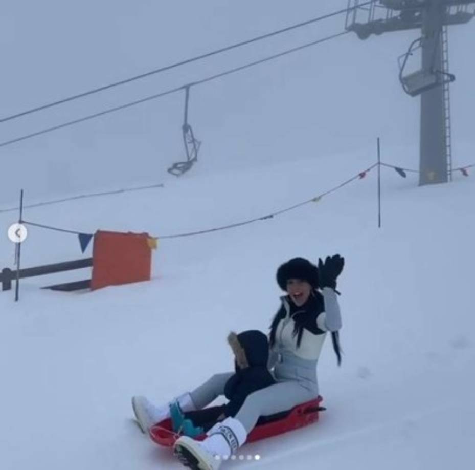 La española disfrutó junto a los pequeños jugando en la nieve, sin especificar cuál fue el sitio elegido para su escapada familiar.