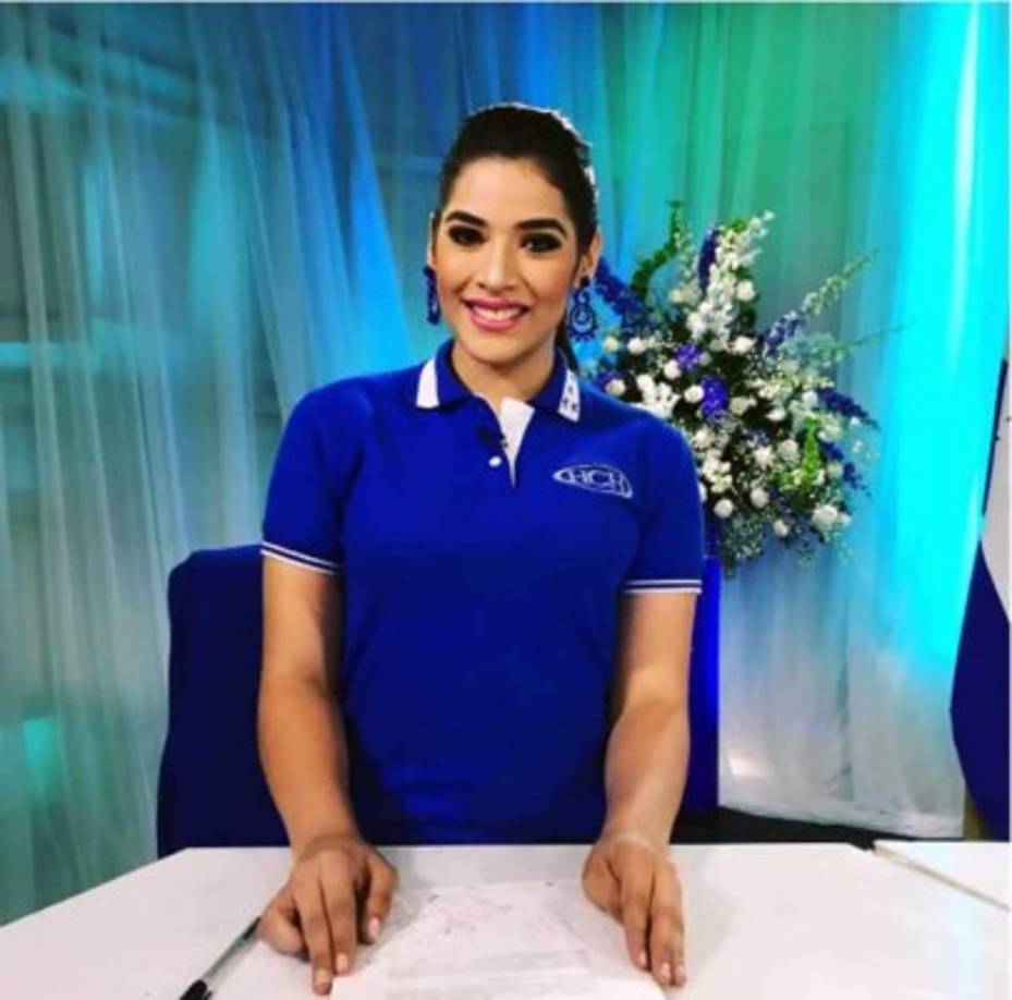 Carolina Lanza también deslumbró en el canal para presentador los desfiles.