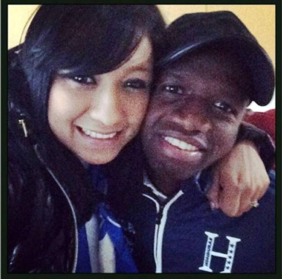 Boniek García, mediocampista hondureño con su esposa Ivania Reyes.