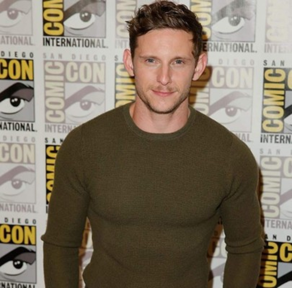 Jamie Bell nació en el seno de una familia de bailarines; su abuela, su madre, su hermana y su tía lo son. <br/><br/>Con seis años comenzó a tomar clases de danza y en 1998 debutó en la obra Bugsy Malone, pero no fue hasta la película Billy Elliot (2000) cuando se dio a conocer. <br/><br/>La película, que interpretó tras superar a 2.000 niños en el casting, fue nominada a tres premios Óscar y ganó 48 premios cinematográficos entre 2000 y 2002.