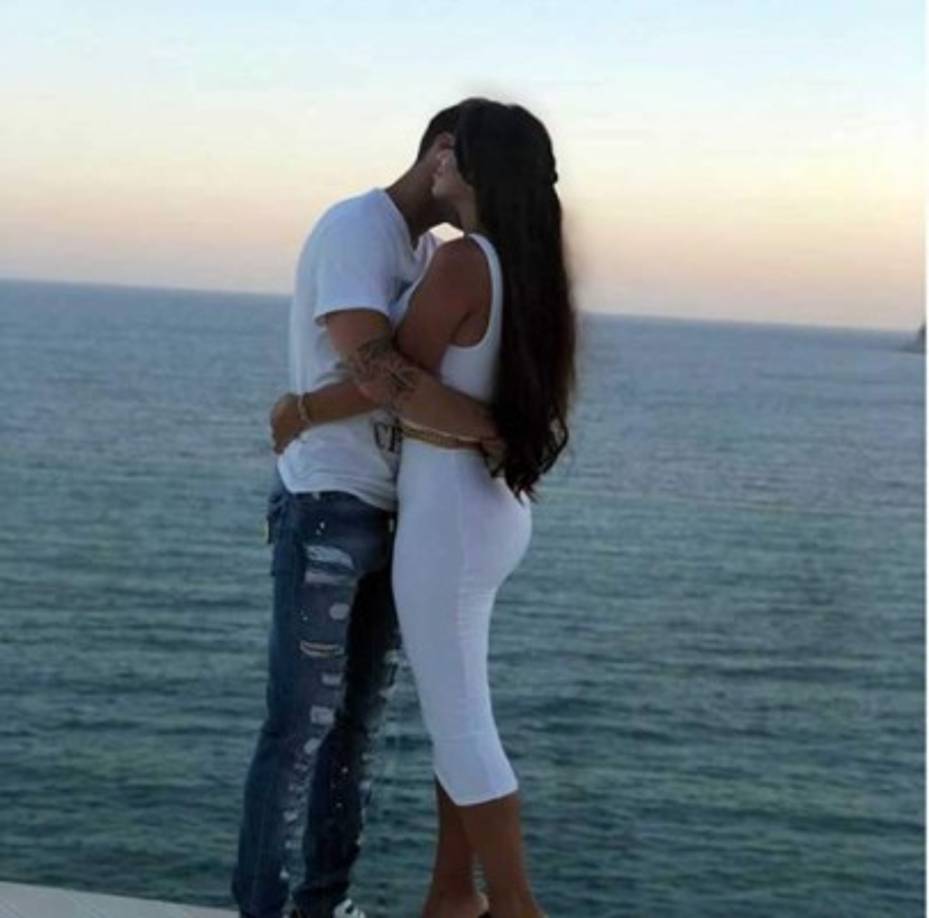 Cesc Fábregas, que no fue tomado en cuenta por España, de vacaciones con su hermosa esposa Daniella Semaan.