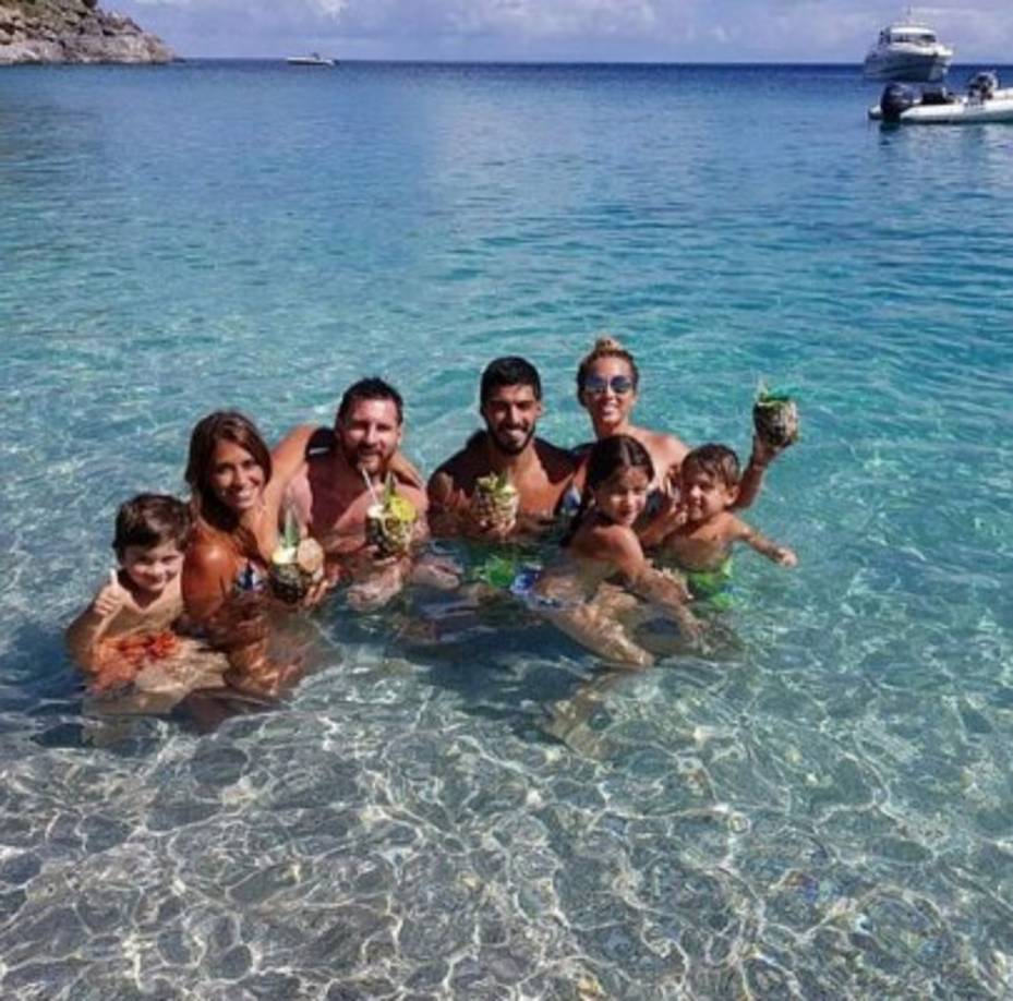 Messi y su esposa se encontraron a Lus Suárez y su mujer, Sofía Balbi en la luna de miel.