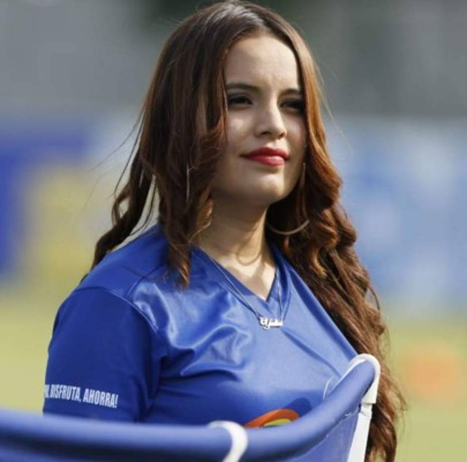 Yulia Posas, la chica nacida en Israel, estuvo como edecán y cautivó en el Marathón vs Vida.