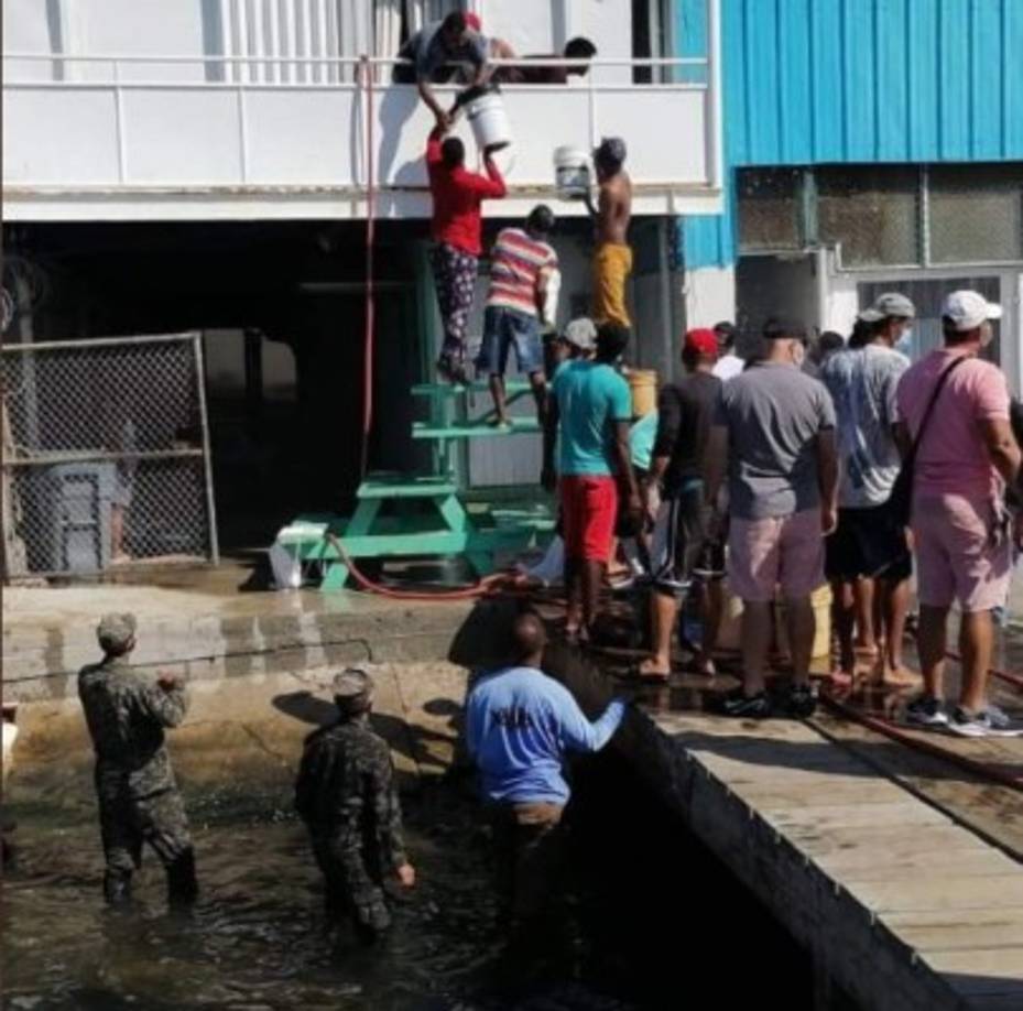 La isla de Guanaja no cuenta con una unidad del Cuerpo de Bomberos por lo que los pobladores se organizaron para controlar el incendio.