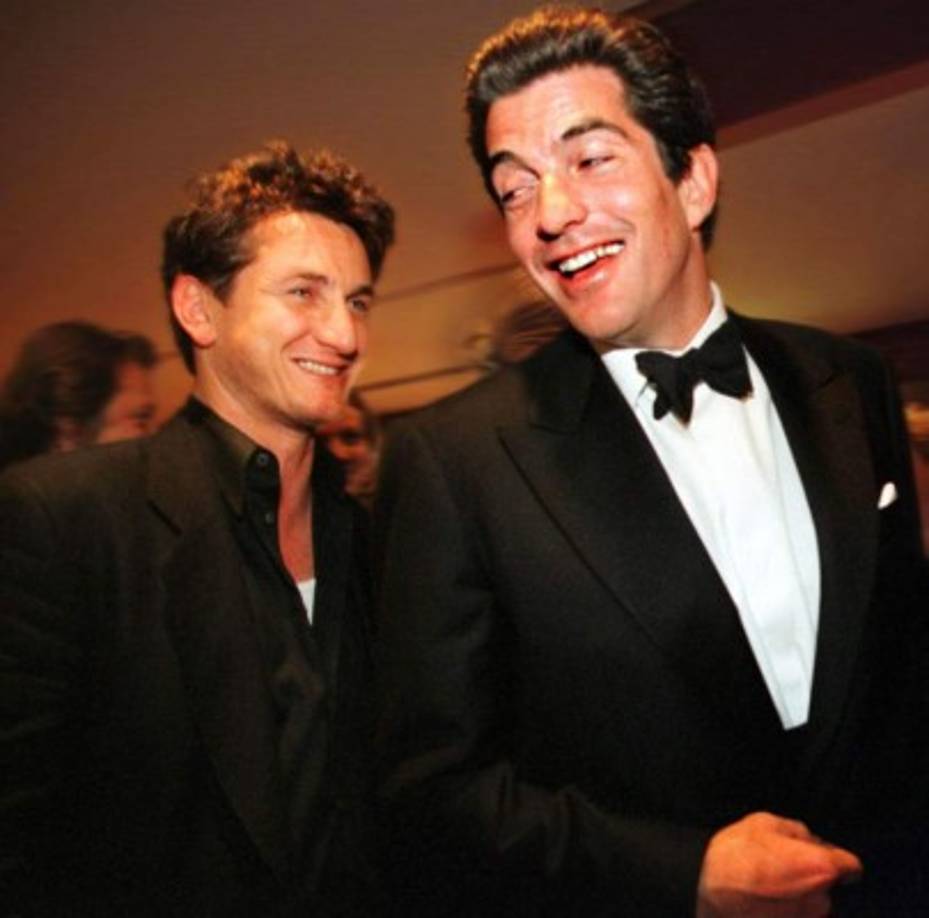 Sean Penn junto a John F. Kennedy Jr.