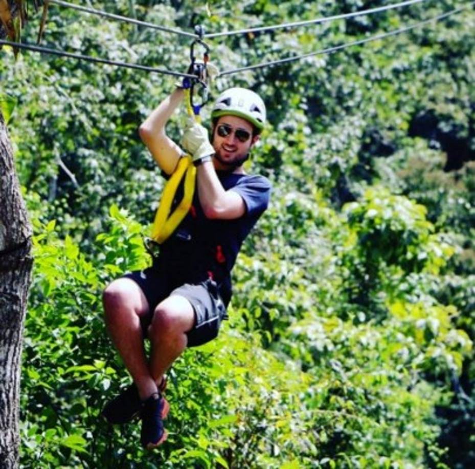 Su novio, Ross Mechanic también se aventuró con el canopy.