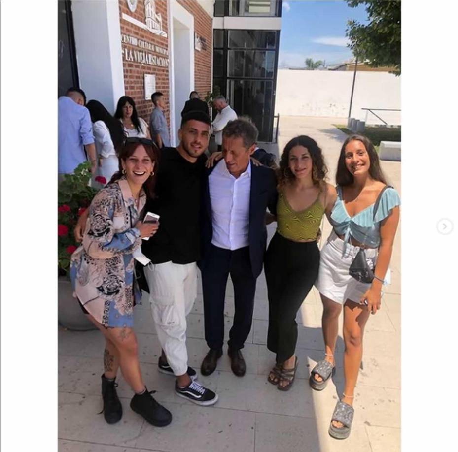 En la boda Troglio estuvo acompañado por sus cuatro hijos mayores, Gianlucca, María Pía, Camila y Lara, producto del matrominio del entrenador argentino con Silvia Emilce Acosta (fallecida en 2017).