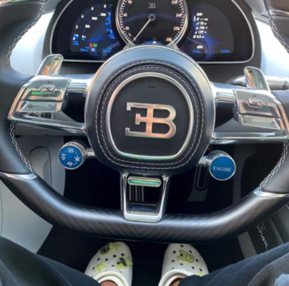 Benito, nombre real del artista se obsequió un lujoso auto Bugatti.