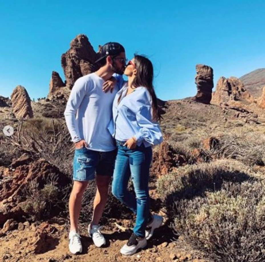 Isco y su pareja Sara Sálamo. en el Teide, un volcán situado en la isla de Tenerife.