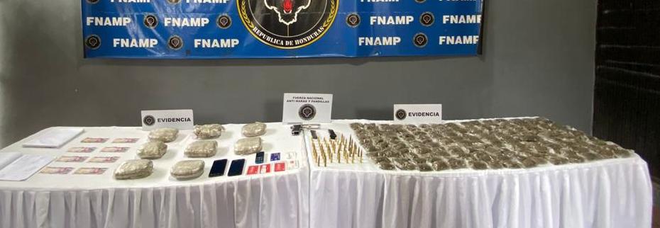 Parte de lo decomisado al supuesto pandillero.