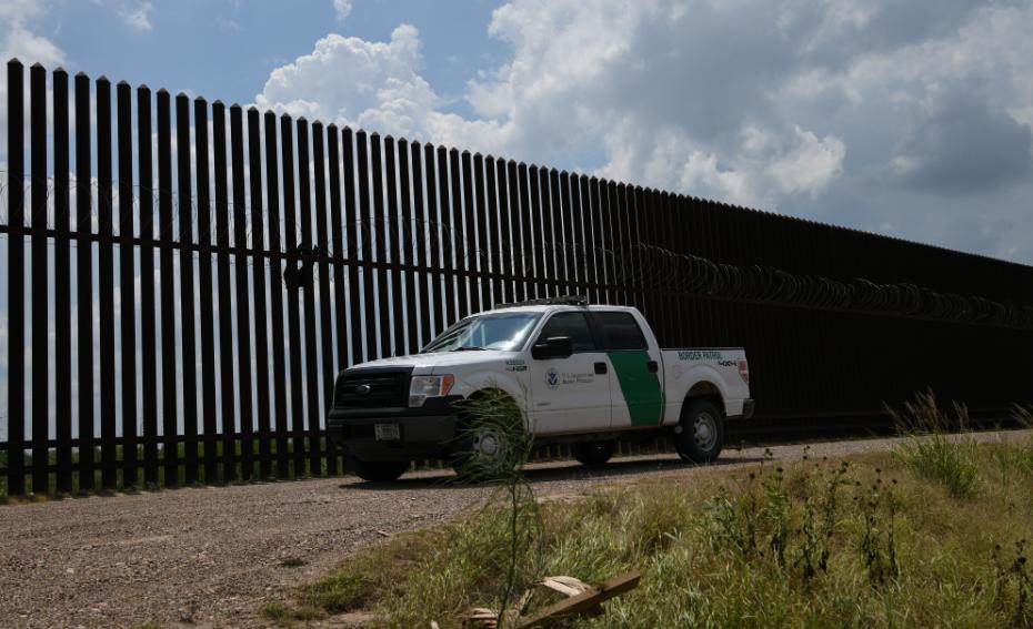 Migrante muere tras caer del muro entre México y EEUU
