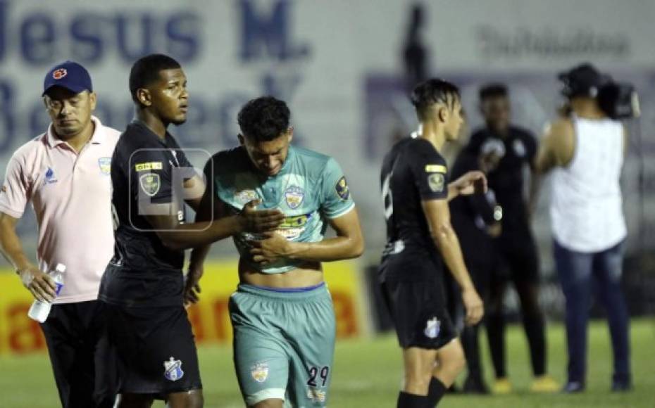 La tristeza y las lágrimas invadieron el rostro de los jugadores del Real de Minas tras el pitazo final del partido en El Progreso.