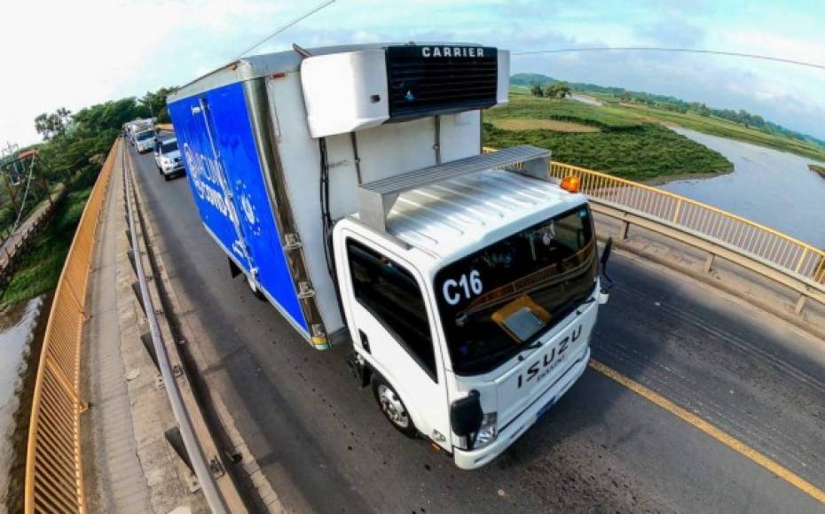 Custodiados por la Policía, los siete camiones con equipos refrigerados que transportan los inmunizantes partieron poco después de las 07H000 locales (13H00 GMT) del Centro Nacional de Biológicos (Cenabi), en Soyapango, en la periferia este de San Salvador.